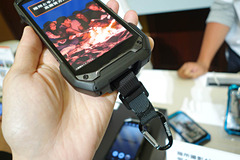 2mからの落下もok Auのタフネススマホ Torque G04 ケータイ Watch