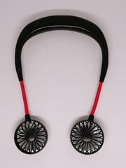 ダブルプロペラの肩乗せ扇風機 ケータイ Watch