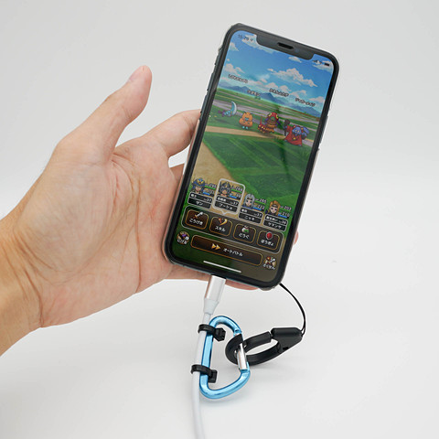 ドラクエウォークのために充電ケーブルとイヤホンを装備した ケータイ Watch