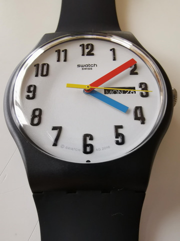 シンプルさとpopな視認性が命の Swatch Elementary 腕時計 ケータイ Watch