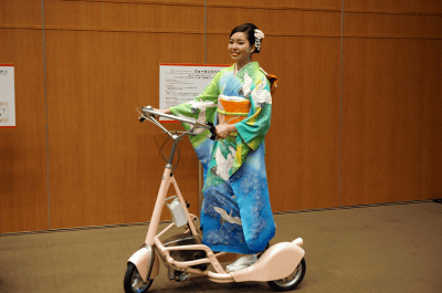 前後左右も楽々移動 ドコモが次世代電動車椅子の法人向けシェアリング ケータイ Watch