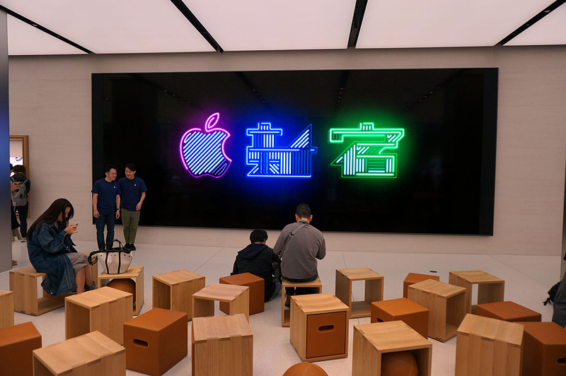 Apple新宿」、特徴は“フォーラム”と“アベニュー” - ケータイ Watch