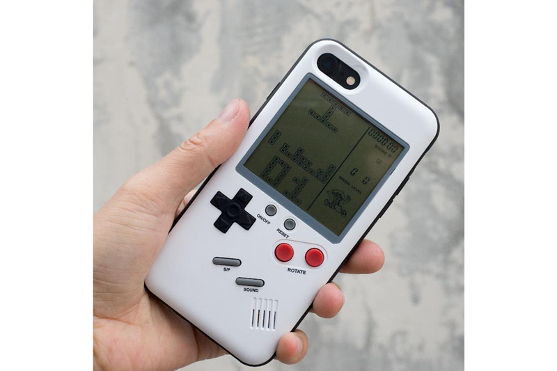 背面でレトロ風ゲームが遊べるiPhoneケース、公式代理店が取扱