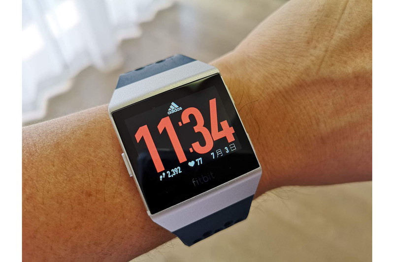 充電は週2回でOK！ 「Fitbit Ionic adidasエディション」 - ケータイ Watch