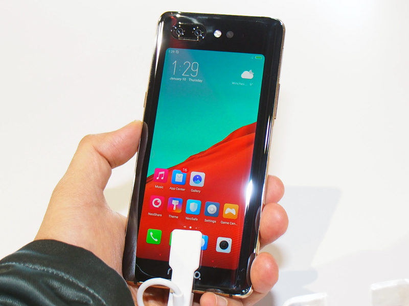 表も裏もディスプレイな「Nubia X」、実機をCESでチェック - ケータイ