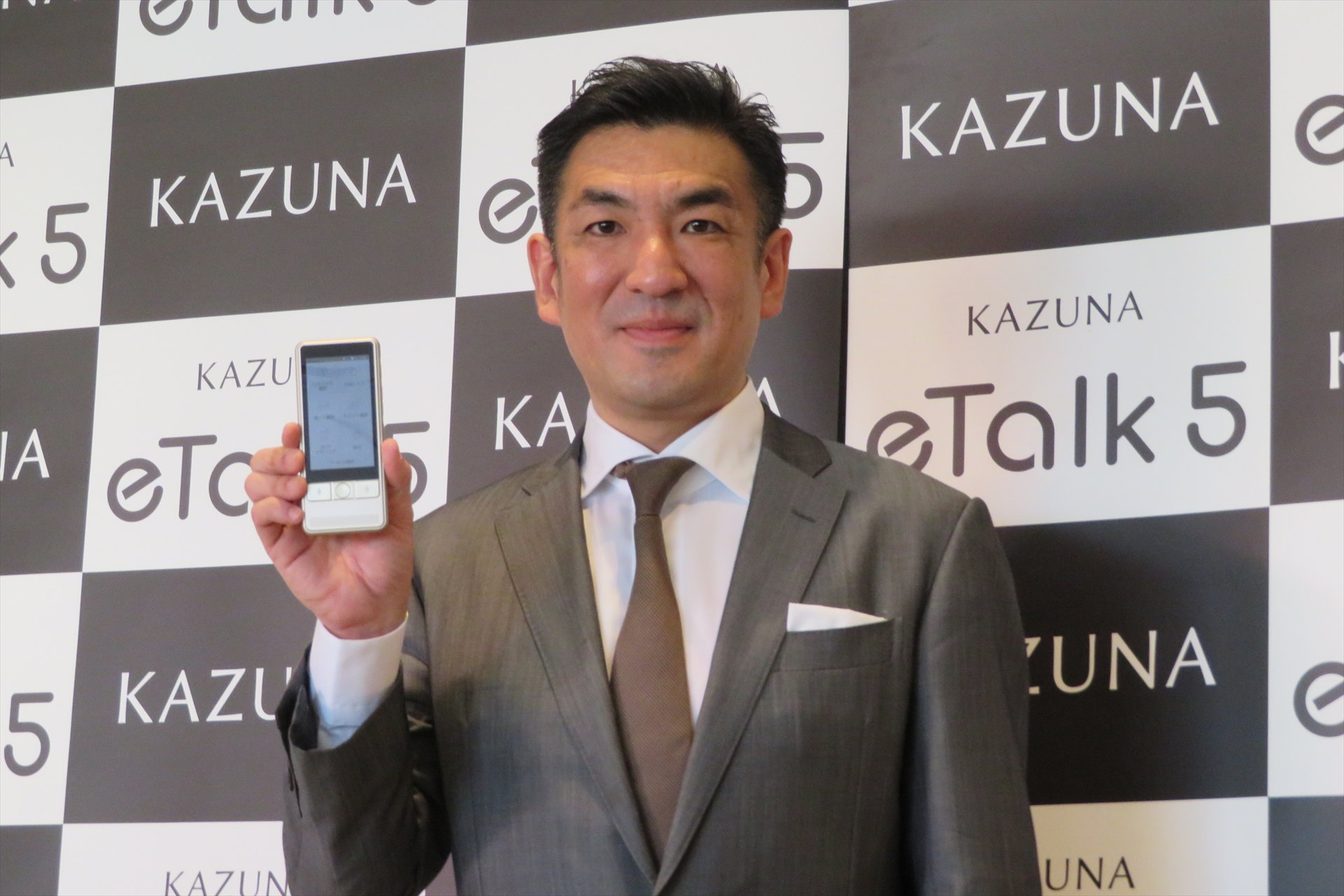 翻訳機「KAZUNA eTalk5」、2年間使えるグローバルSIMを同梱 - ケータイ