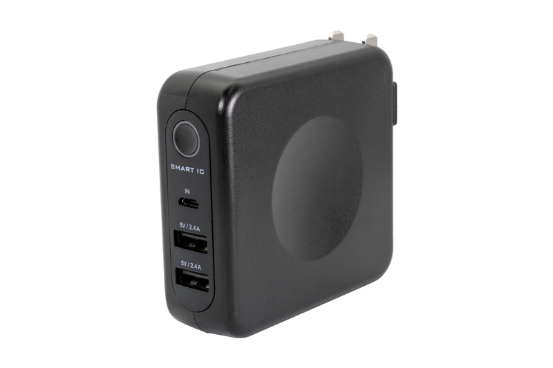 コンセントプラグ付きで6700mAhのモバイルバッテリー、オウルテック