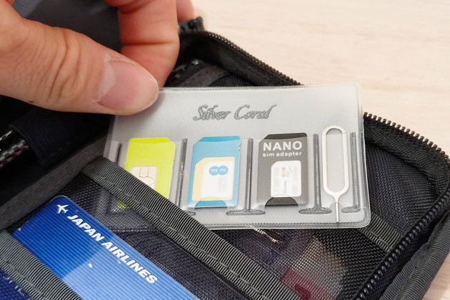 このシンプルさがいい。カードポケットに入る薄型SIMホルダー - ケータイ Watch