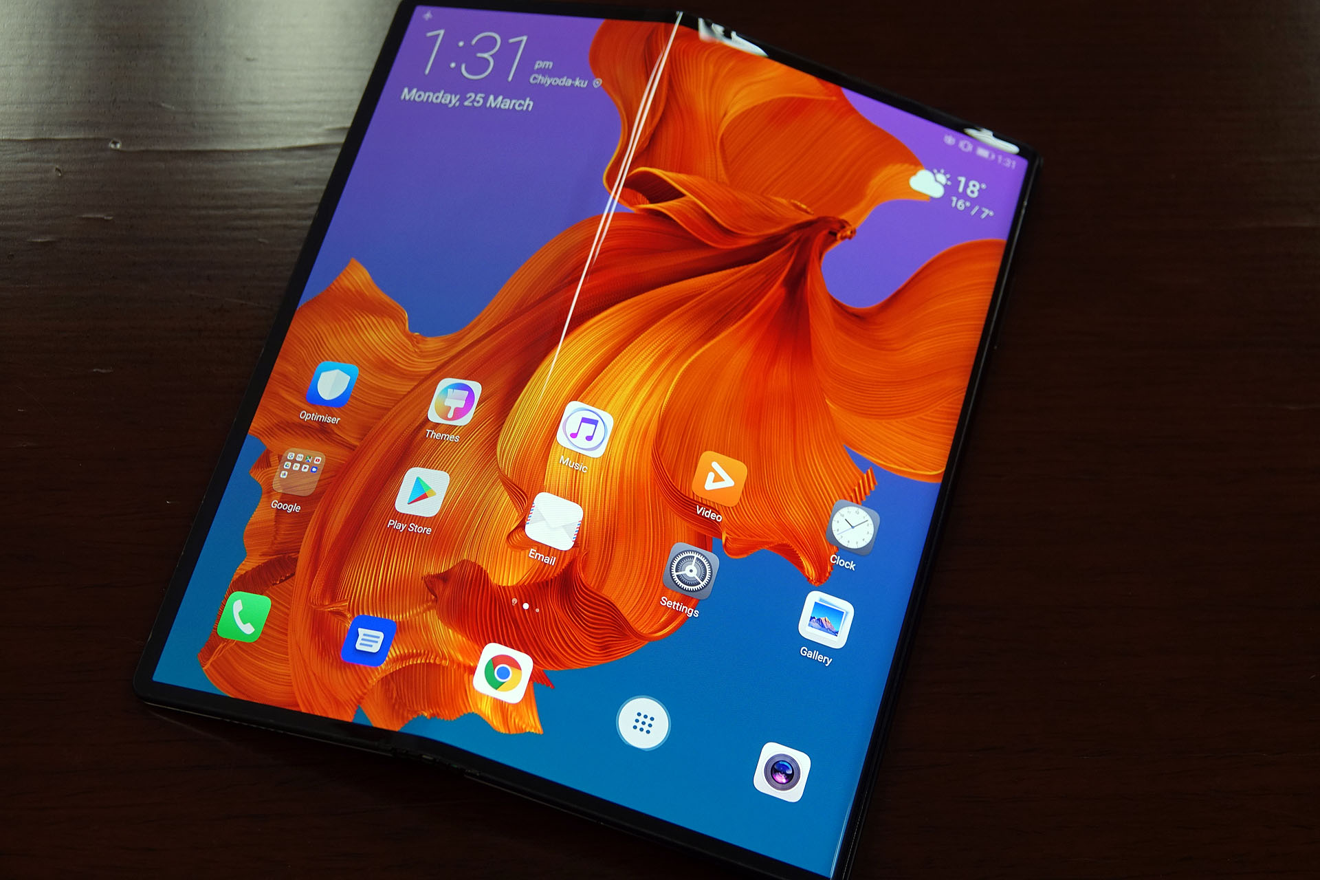 ファーウェイのフォルダブル「Mate X」を広げて使ってみた - ケータイ