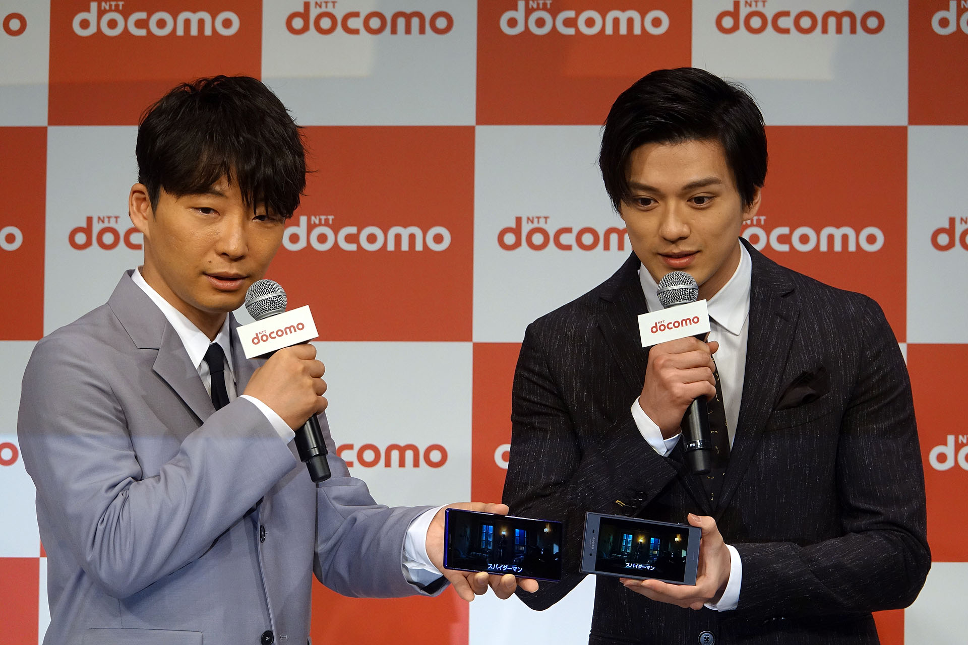 星野源と新田真剣佑がドコモ発表会に登場 ケータイ Watch