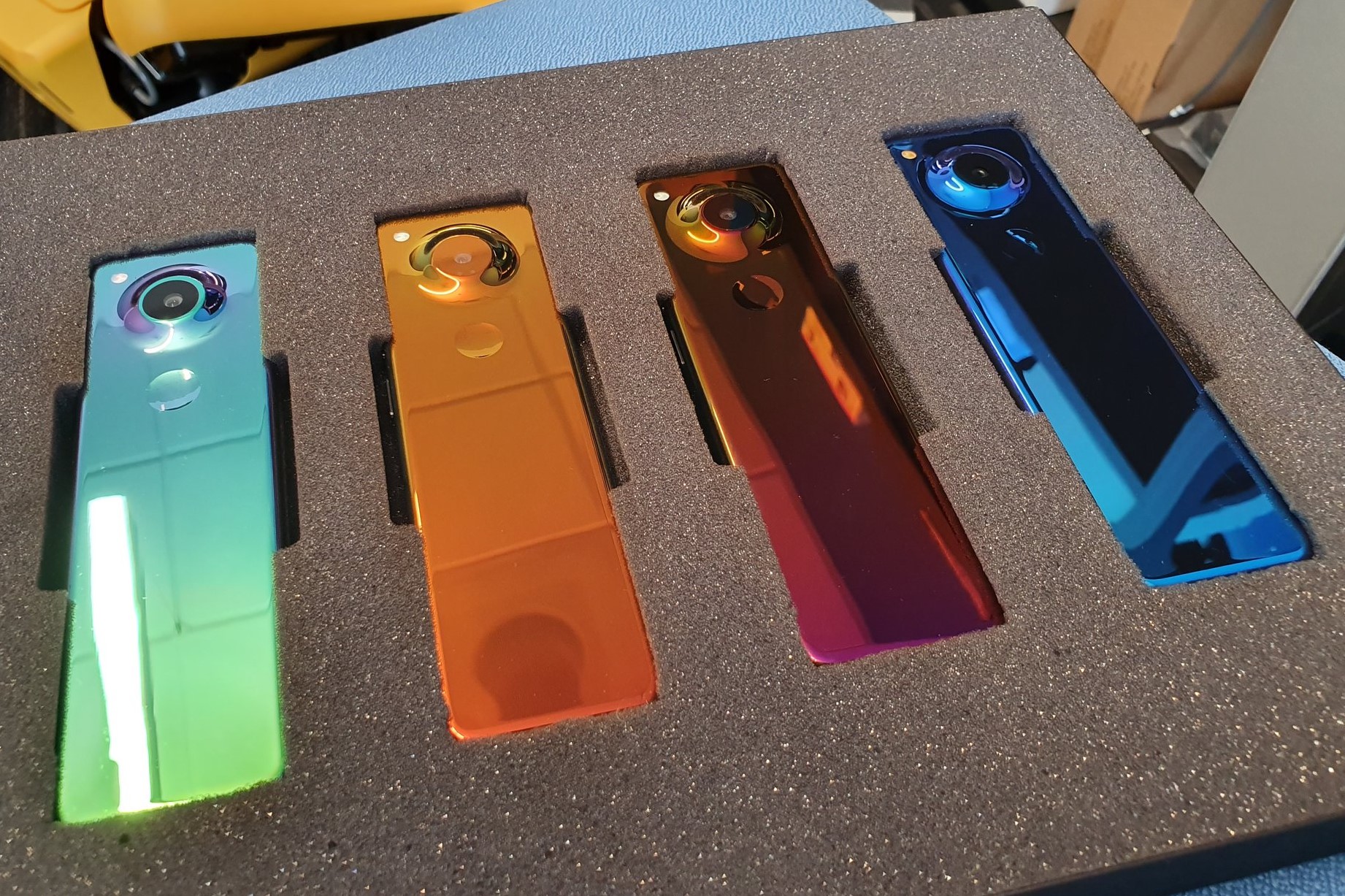 Androidの父 アンディ ルービン氏 開発中の縦長スマホを披露 ケータイ Watch