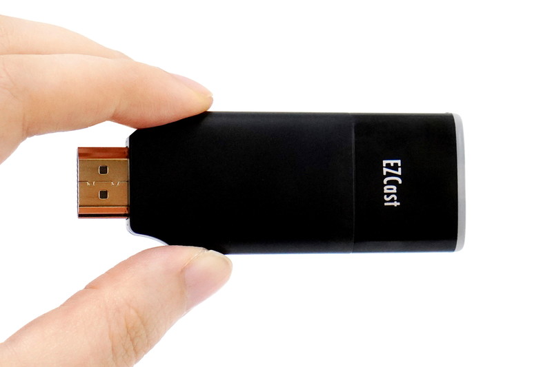 スマホ画面をフルHDで転送、Miracast対応のスティック型端末「EZCast 2