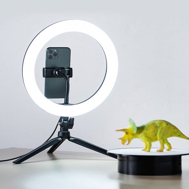 明るさ800ルーメンでスマホホルダー付きのLEDリングライト、2980円