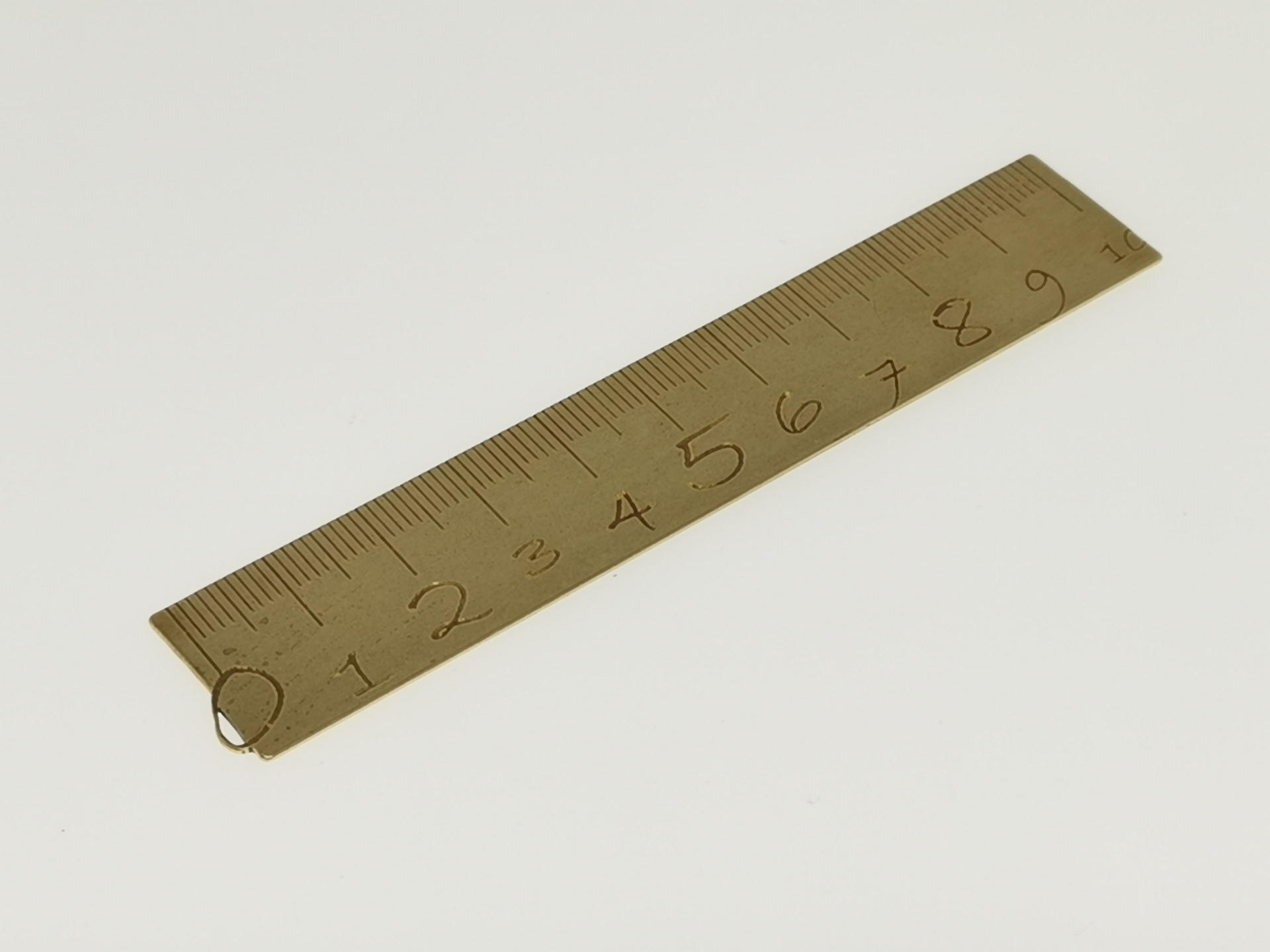 経年変化を楽しむ真鍮製の小振りな10cm定規 Lue 10cm Ruler ケータイ Watch