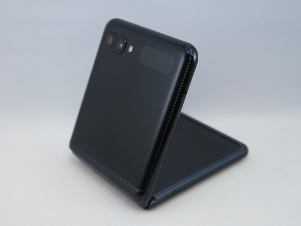 Galaxy Z Flip」はコンパクトに大画面を楽しめる - ケータイ Watch