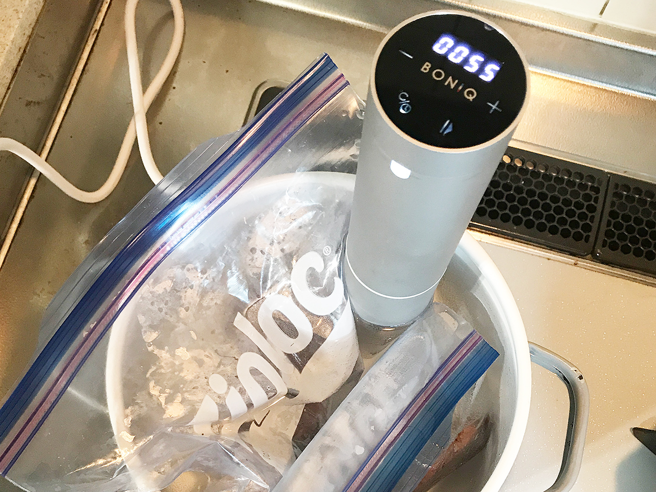 在宅ワークの状況下、低温調理器「BONIQ Pro」で肉を煮る - ケータイ Watch