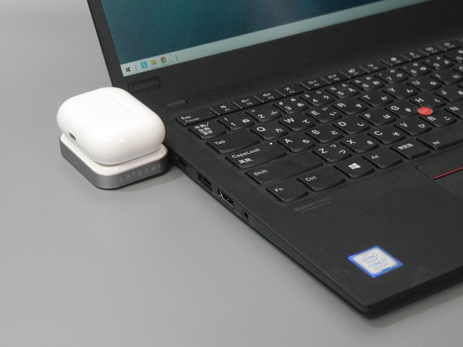 斬新なUSB Type-Cポート直付け、AirPods向けのワイヤレス充電器