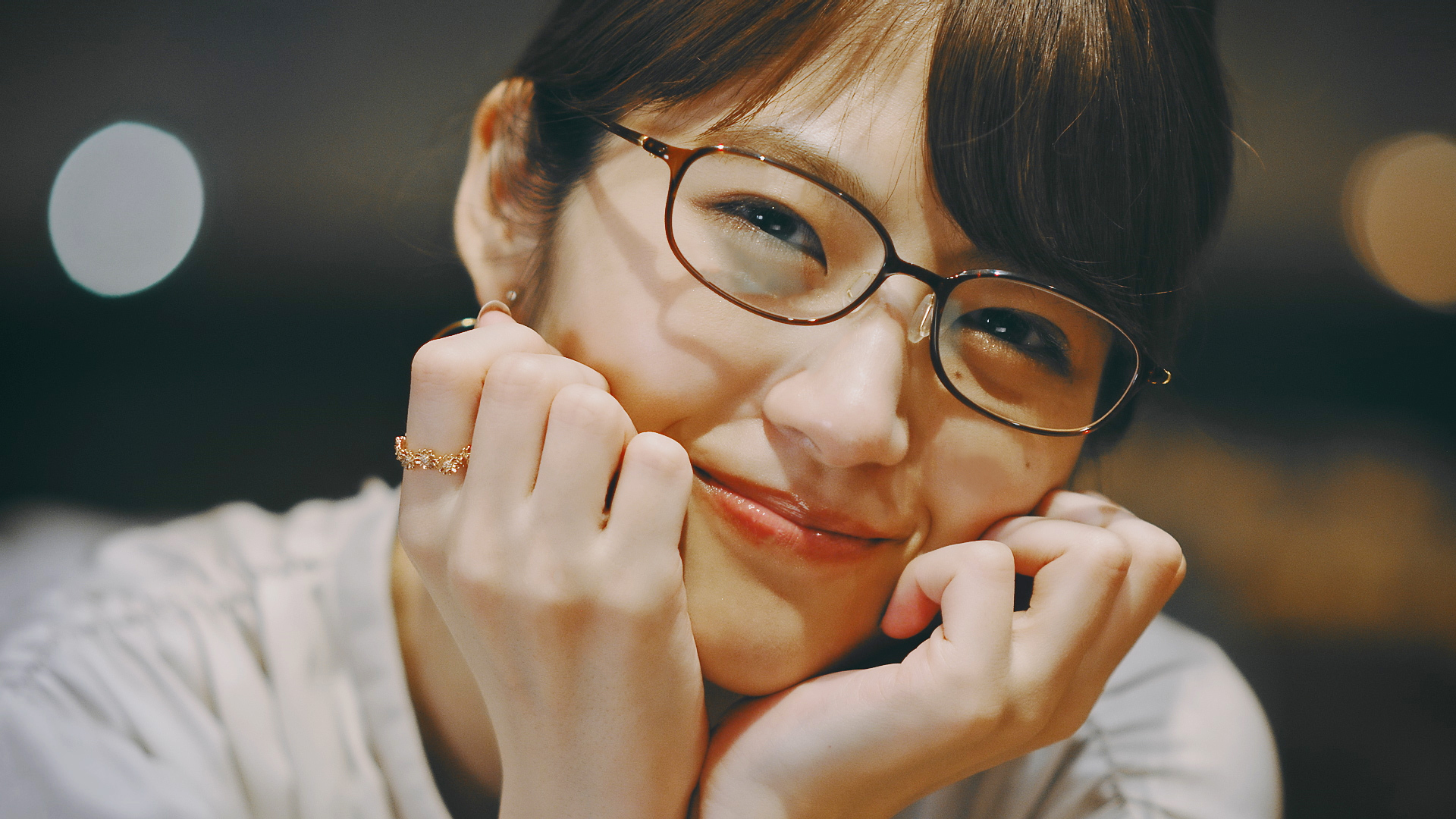 スマホで「現実/妄想」をスイッチして楽しめる、auが若月佑美主演