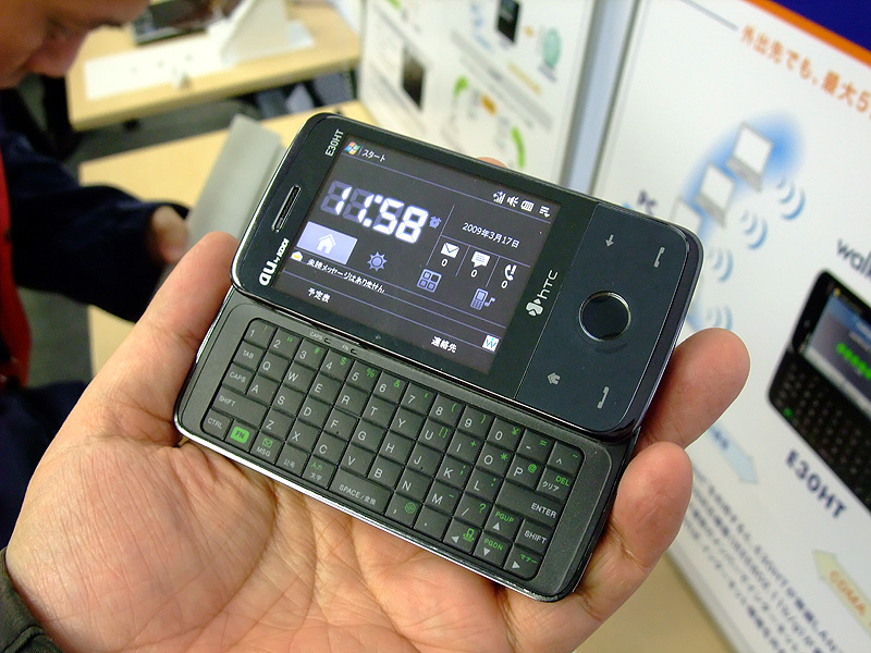 今日は何の日？】2009年3月17日はKDDIがau初のスマホ「E30HT」を披露