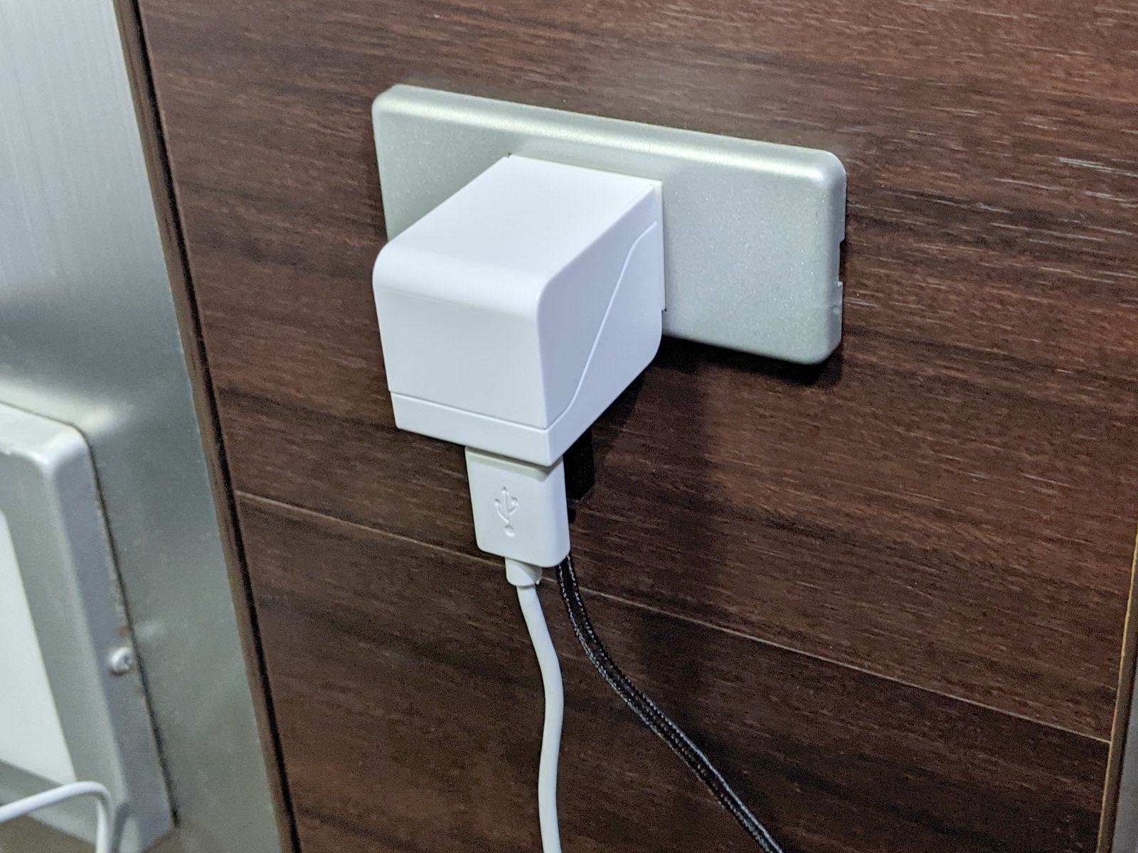 何が違うの？ 見た目は普通だが実はレアなUSB充電器 - ケータイ Watch