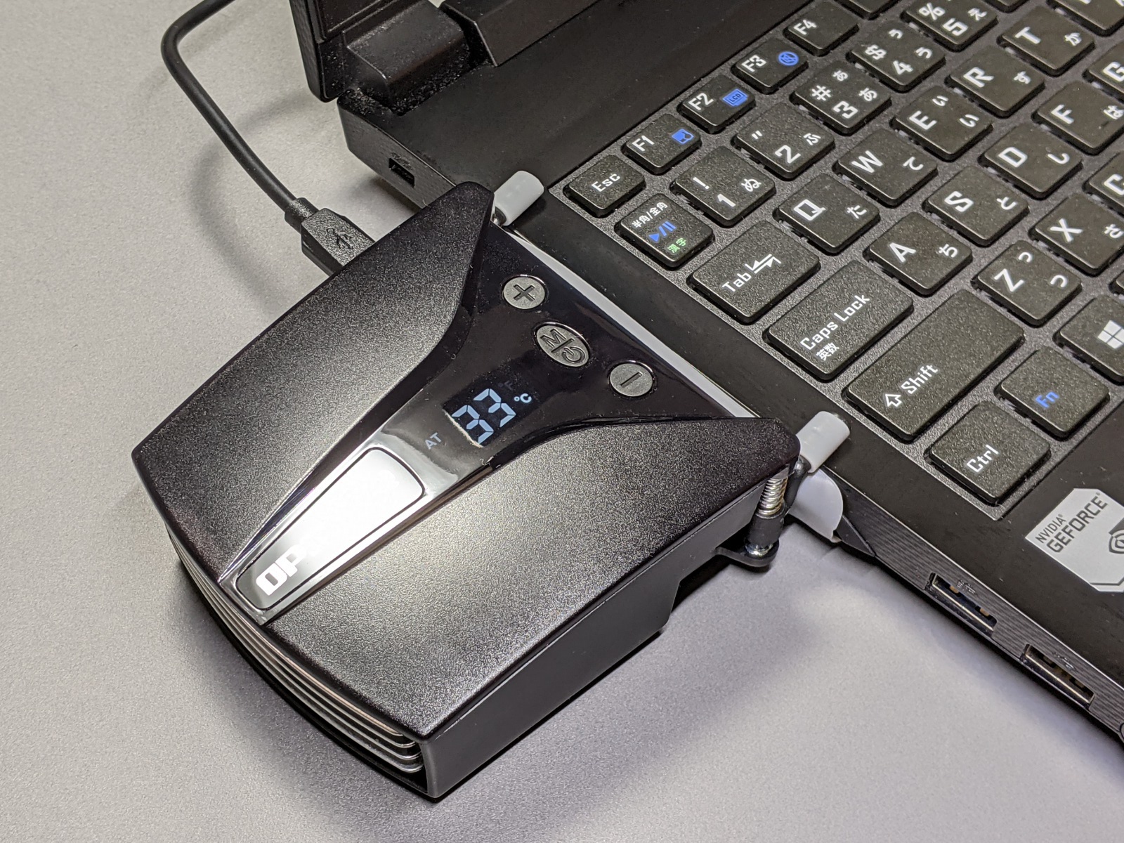 パームレストの不快な熱とはオサラバ ノートパソコン内部の熱気を強制排出するクーラー ケータイ Watch