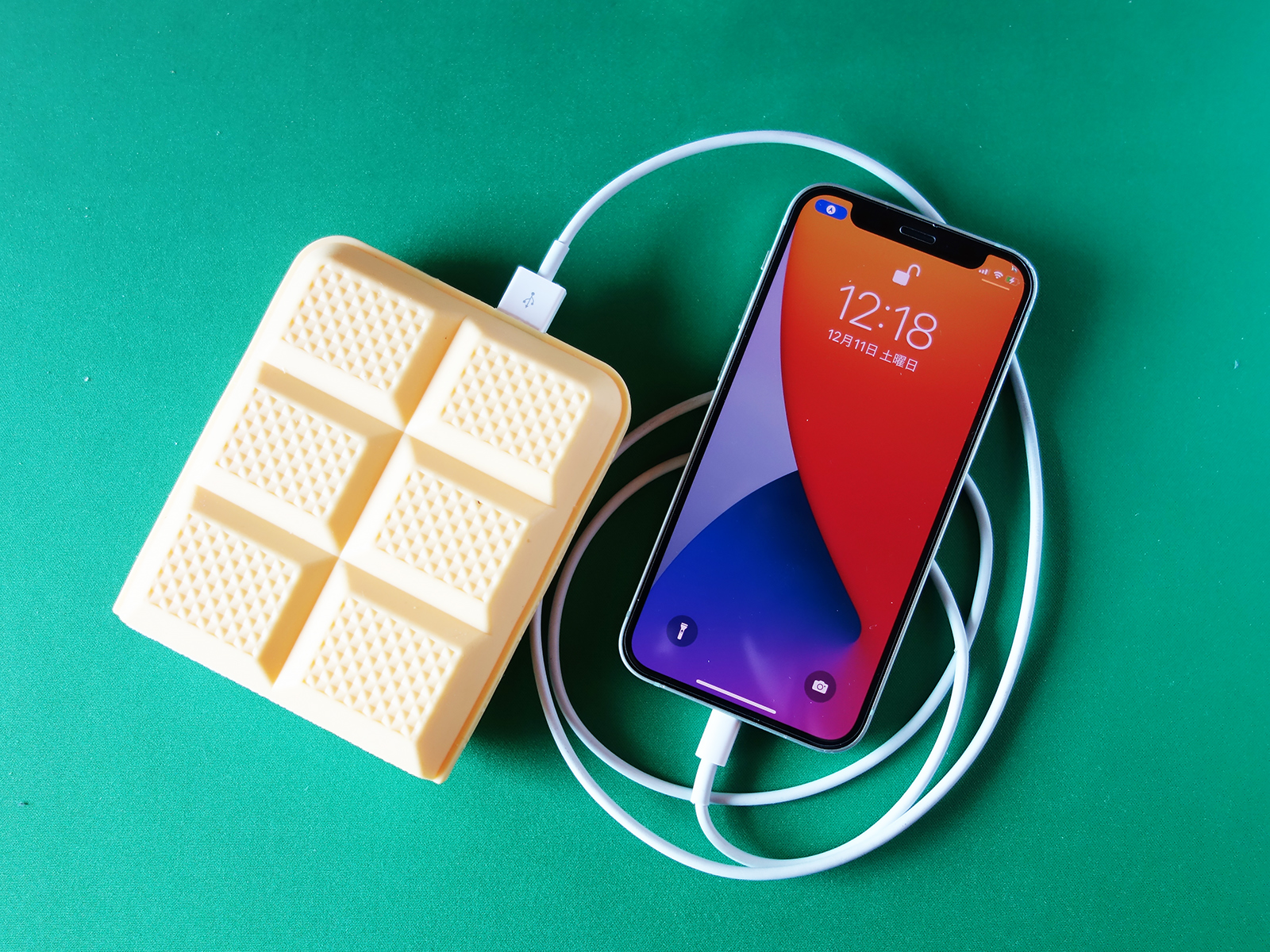 本物そっくり！ ロッテ「モナ王」のモバイルバッテリー - ケータイ Watch