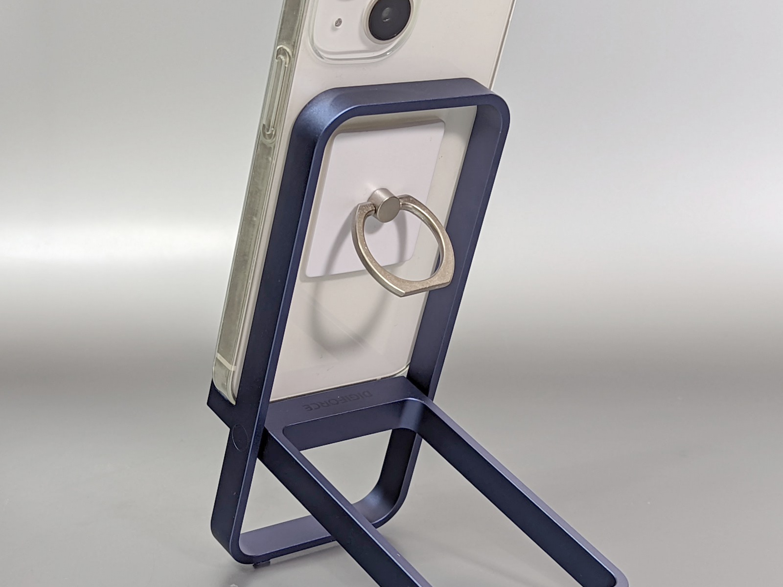 背面にスマホリングが貼られていてもそのまま立てられる、アルミ削り 
