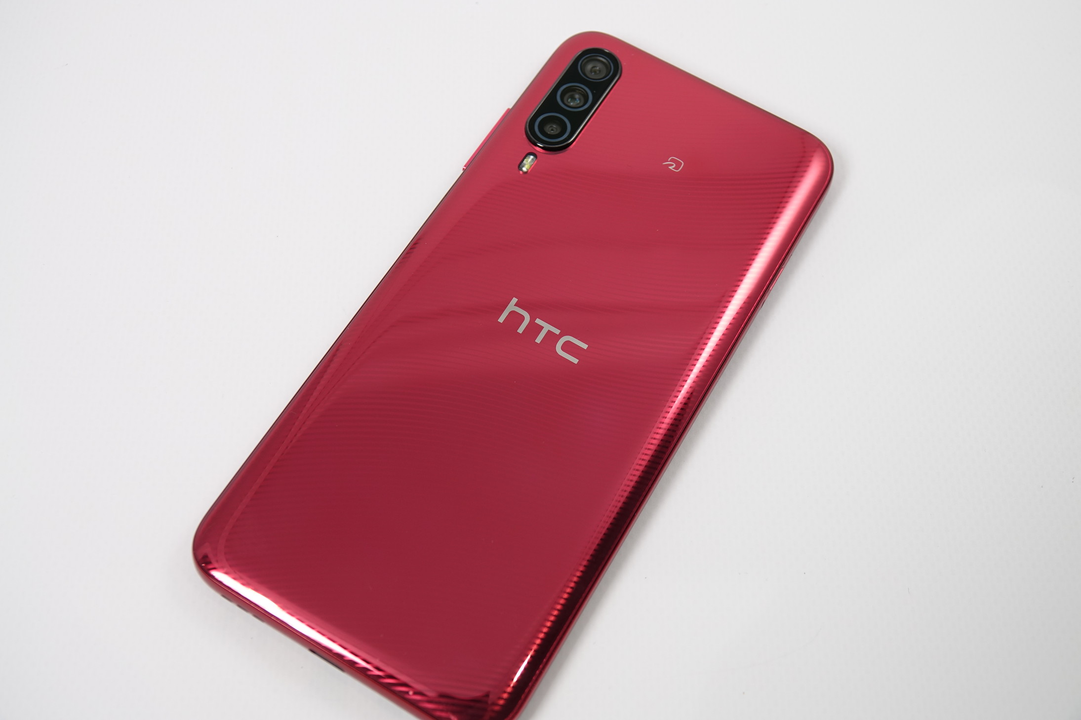 HTC、「Desire 22 pro」のサルサ・レッド発売を11月下旬に