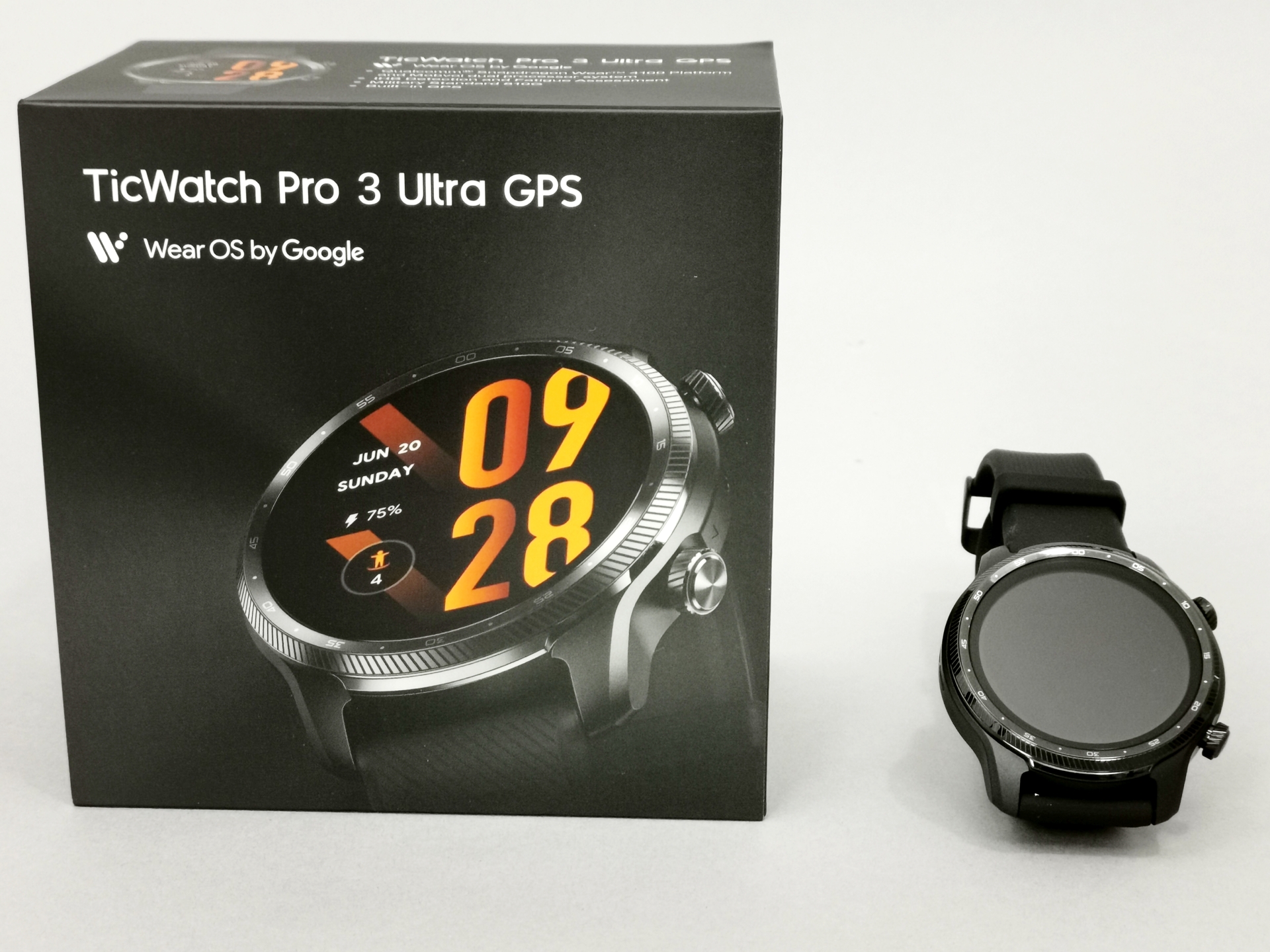 WearOS搭載の「TicWatch Pro 3 Ultra GPS」は常時表示なのにバッテリー