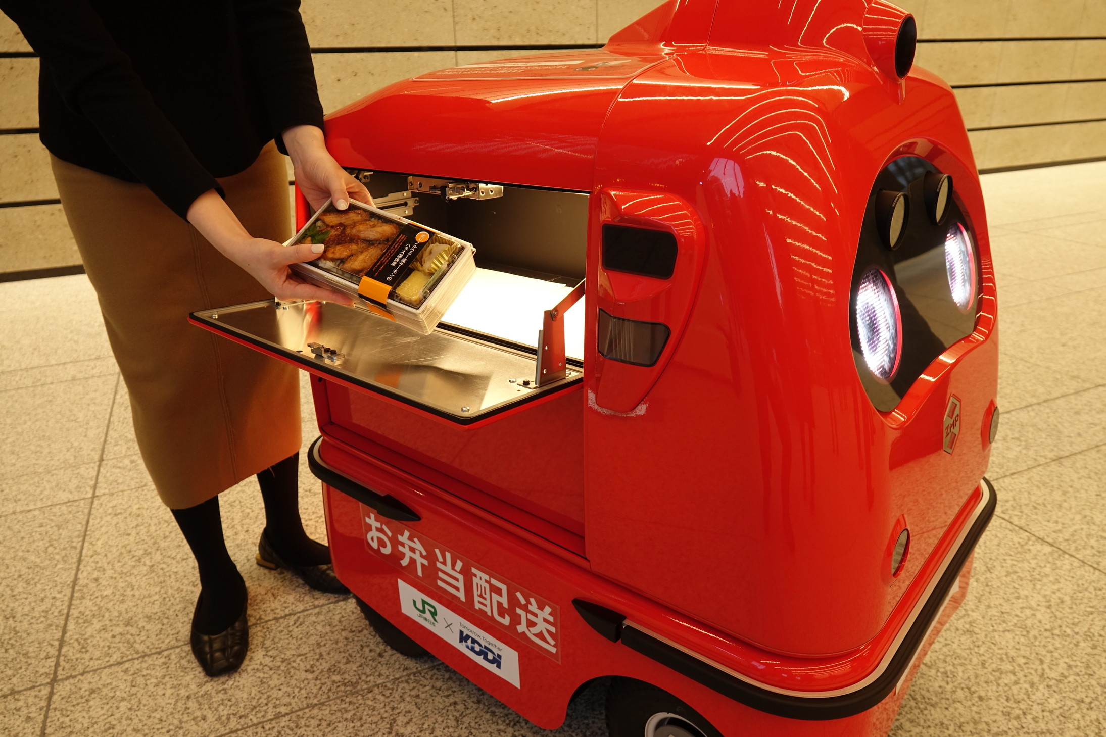 KDDIとJR東、「都市OS」連携で混雑回避など可能なロボット配送を検証