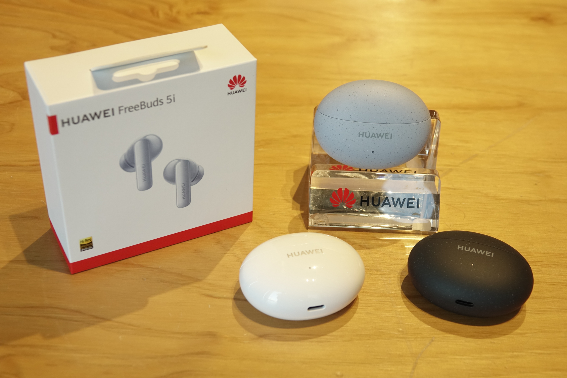 ファーウェイ、小石のようなデザインのイヤホン「HUAWEI FreeBuds 5i