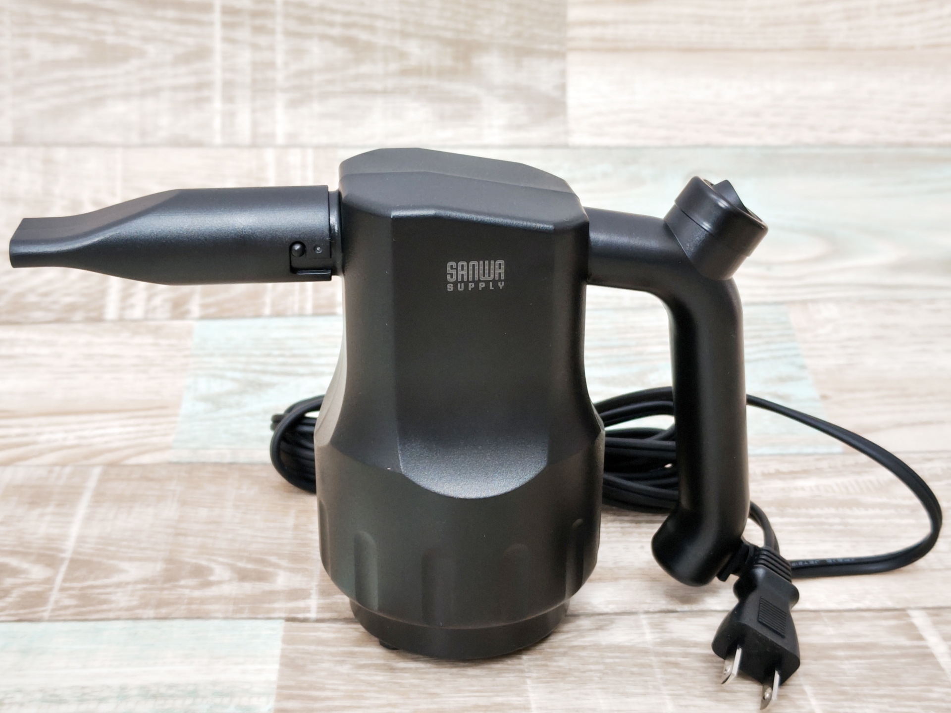 キーボードのホコリを一掃！ 電動エアダスターサンワダイレクト「200