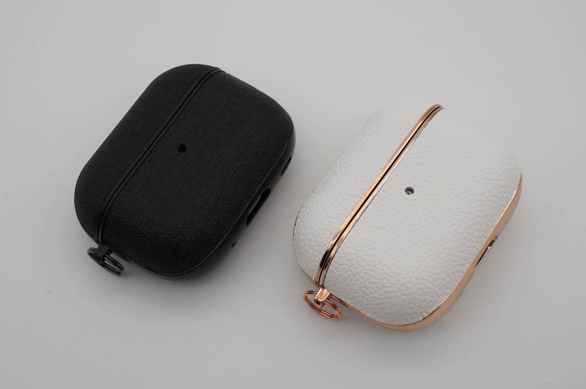 Apple AirPods 本体 ファブリックケース付き AirPods Pro」ジャケットケース、UNiCASEがリリースしたレザー調