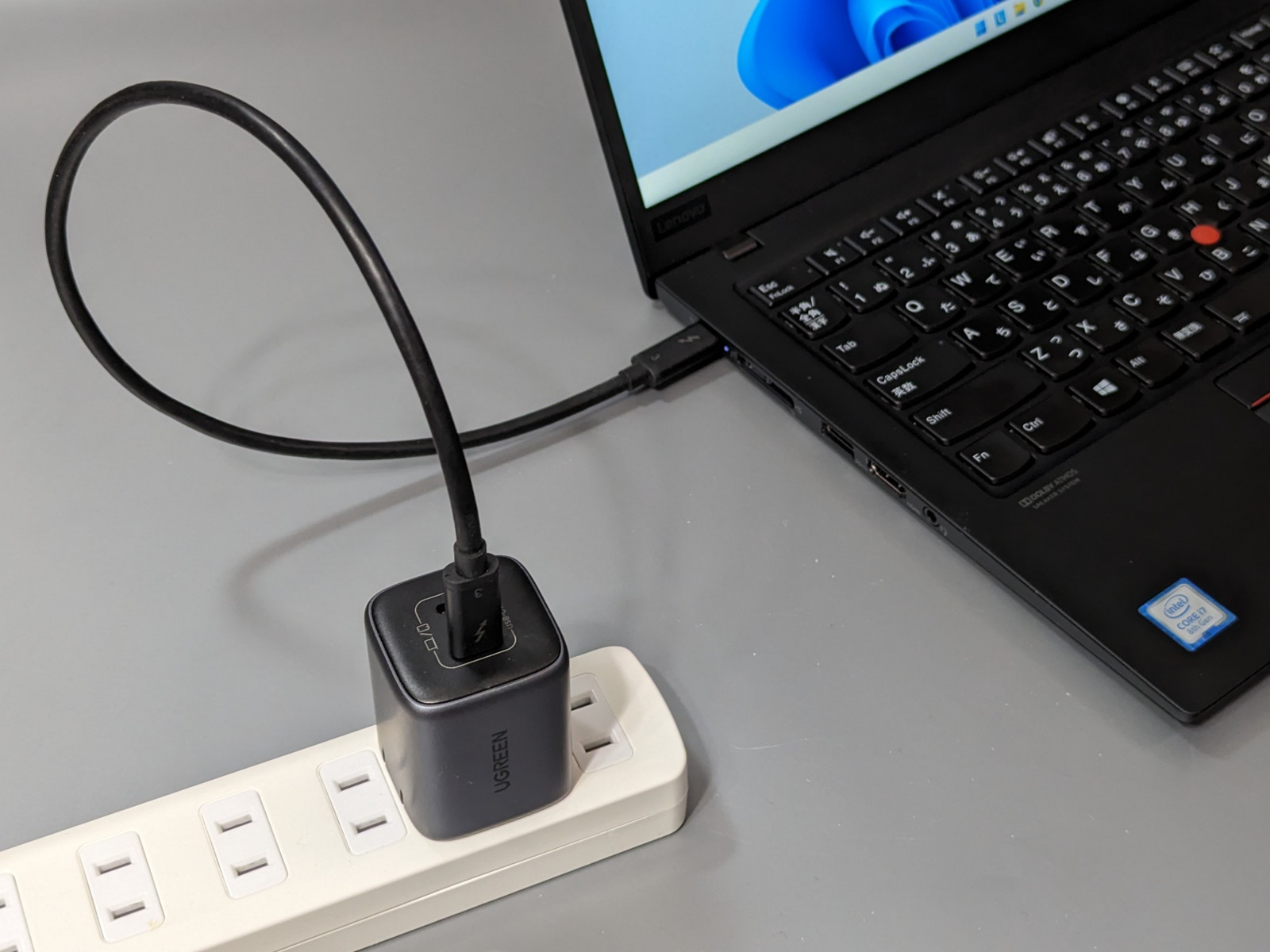  スマホ2台またはパソコン1台を急速充電できる、最大45Wに対応したUGREENのUSB充電器 - ケータイ Watch Illustration 