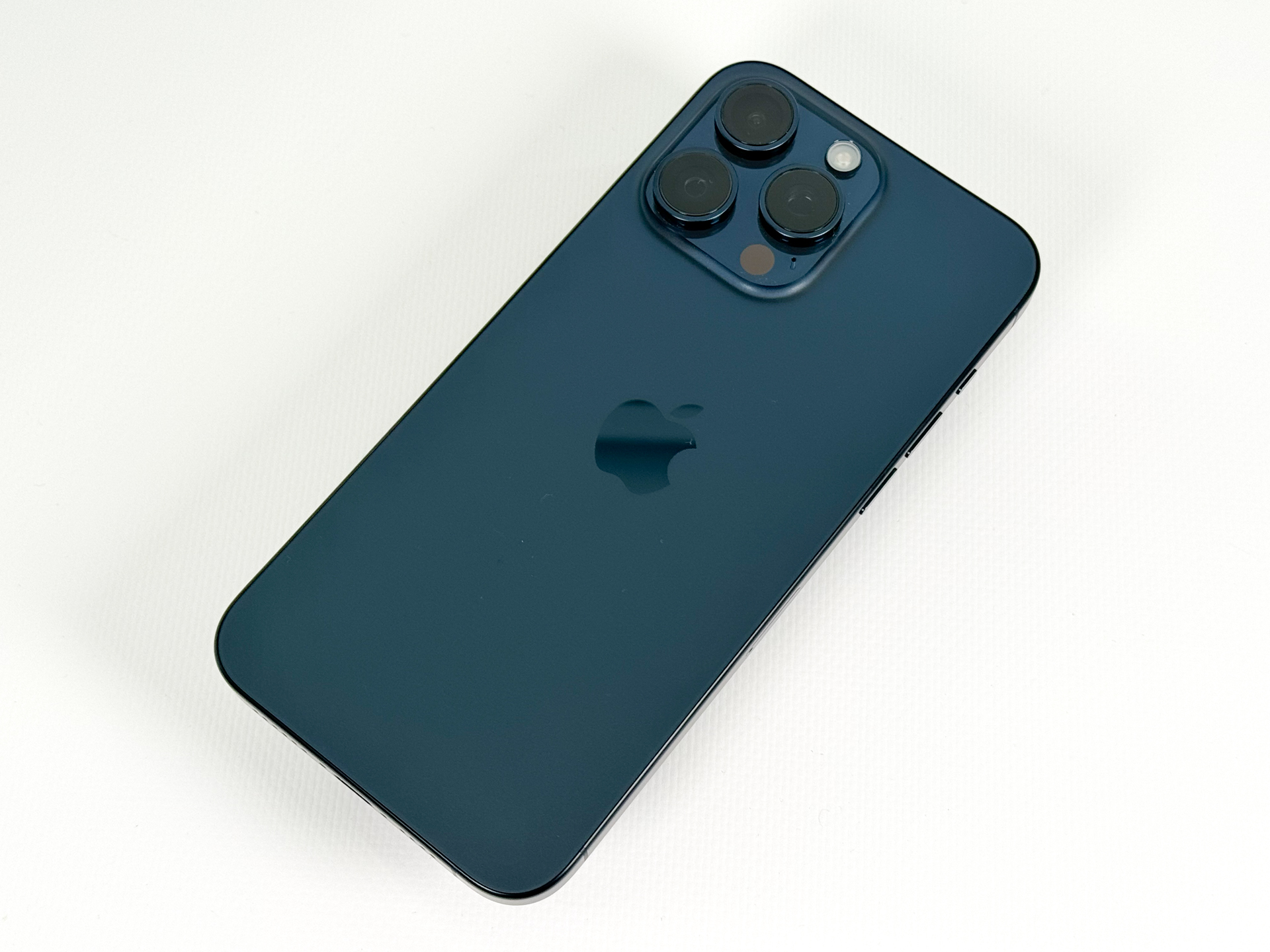 iPhone 15 Pro Max」実機レビュー、チタン素材の最上位モデルはどんな