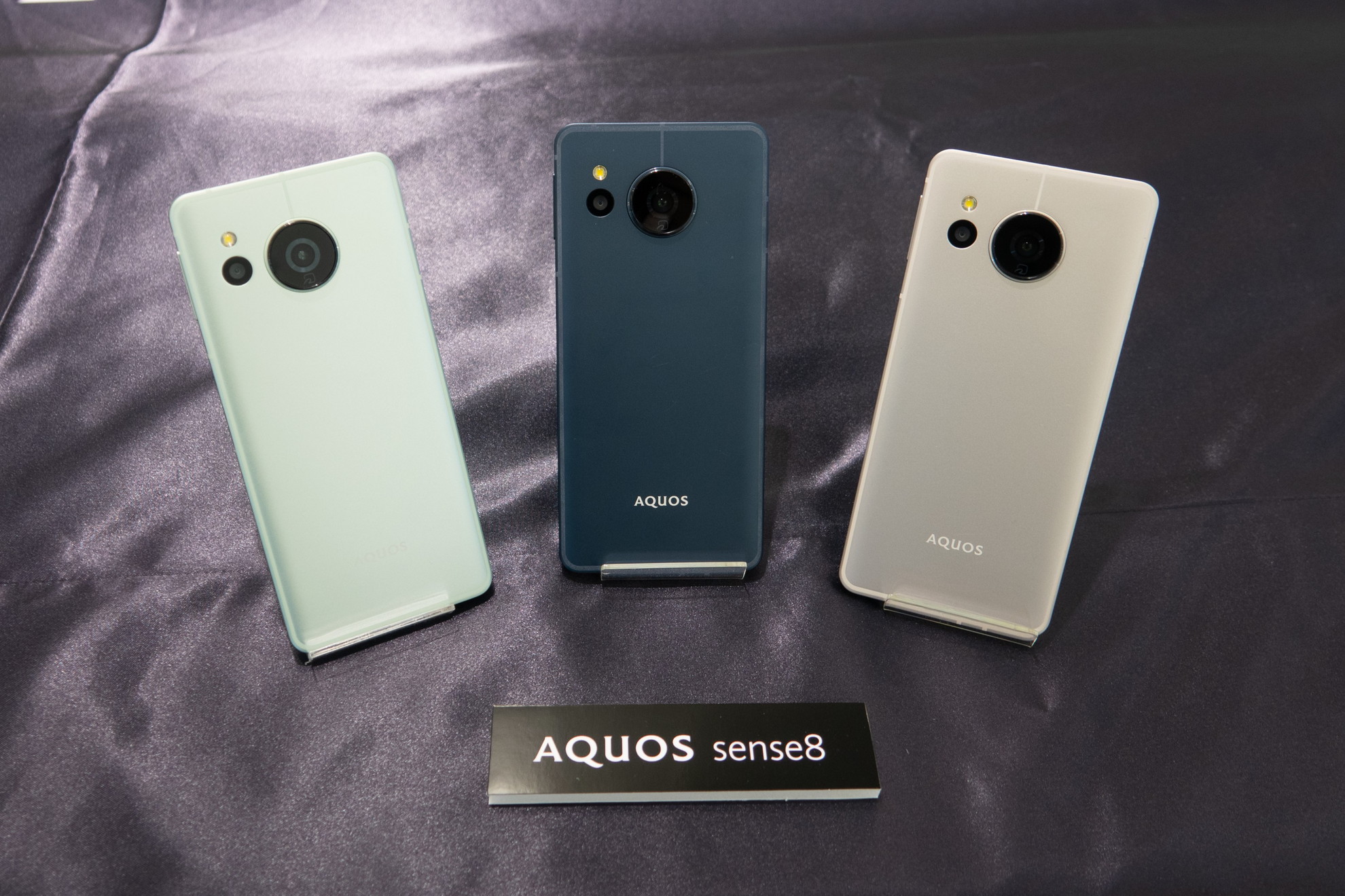 シャープ「AQUOS sense8」を発表――気軽にきれいに撮影できるカメラ機能 ...