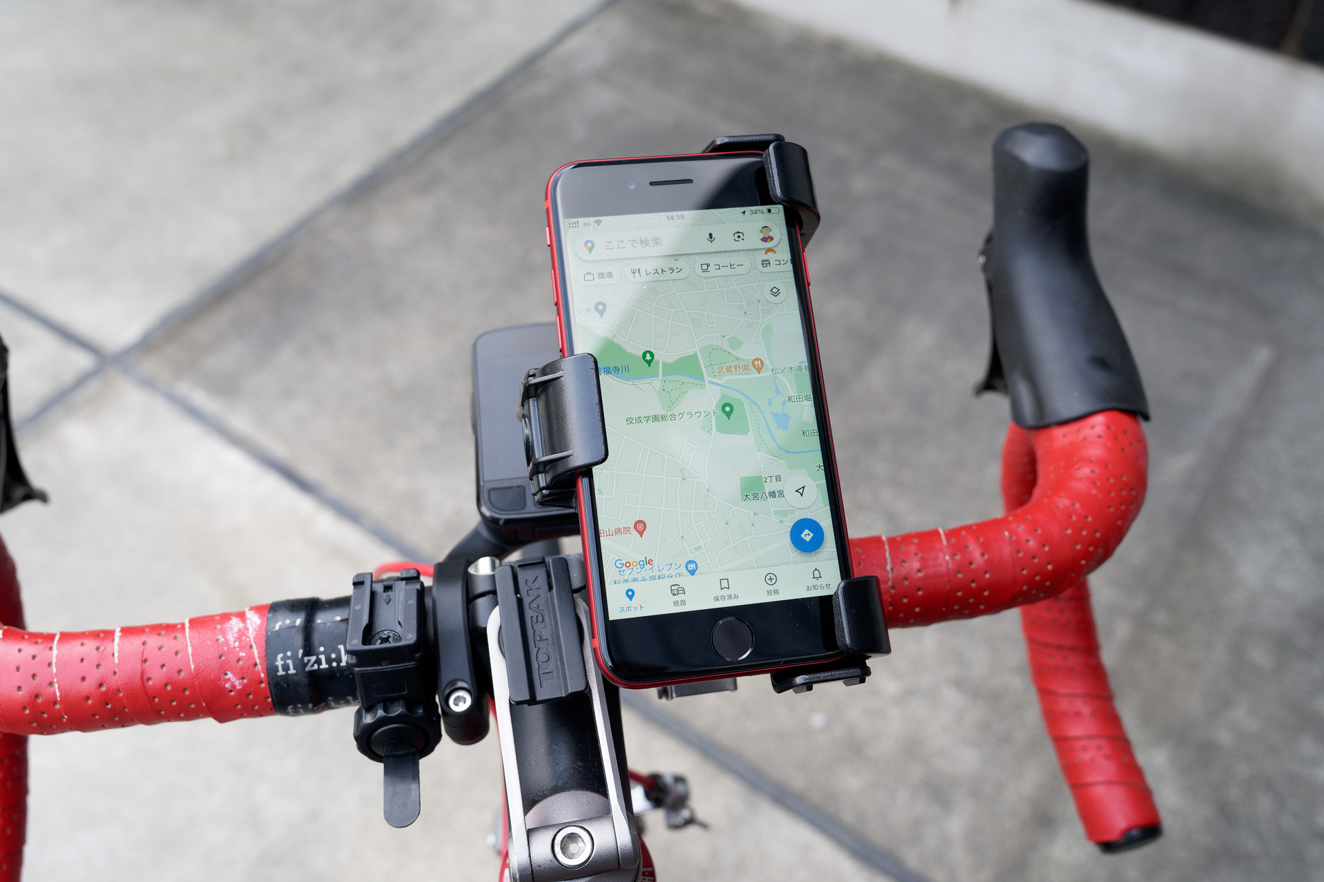3点支持でガッチリ固定、ボタンも避けやすい自転車用スマホホルダー