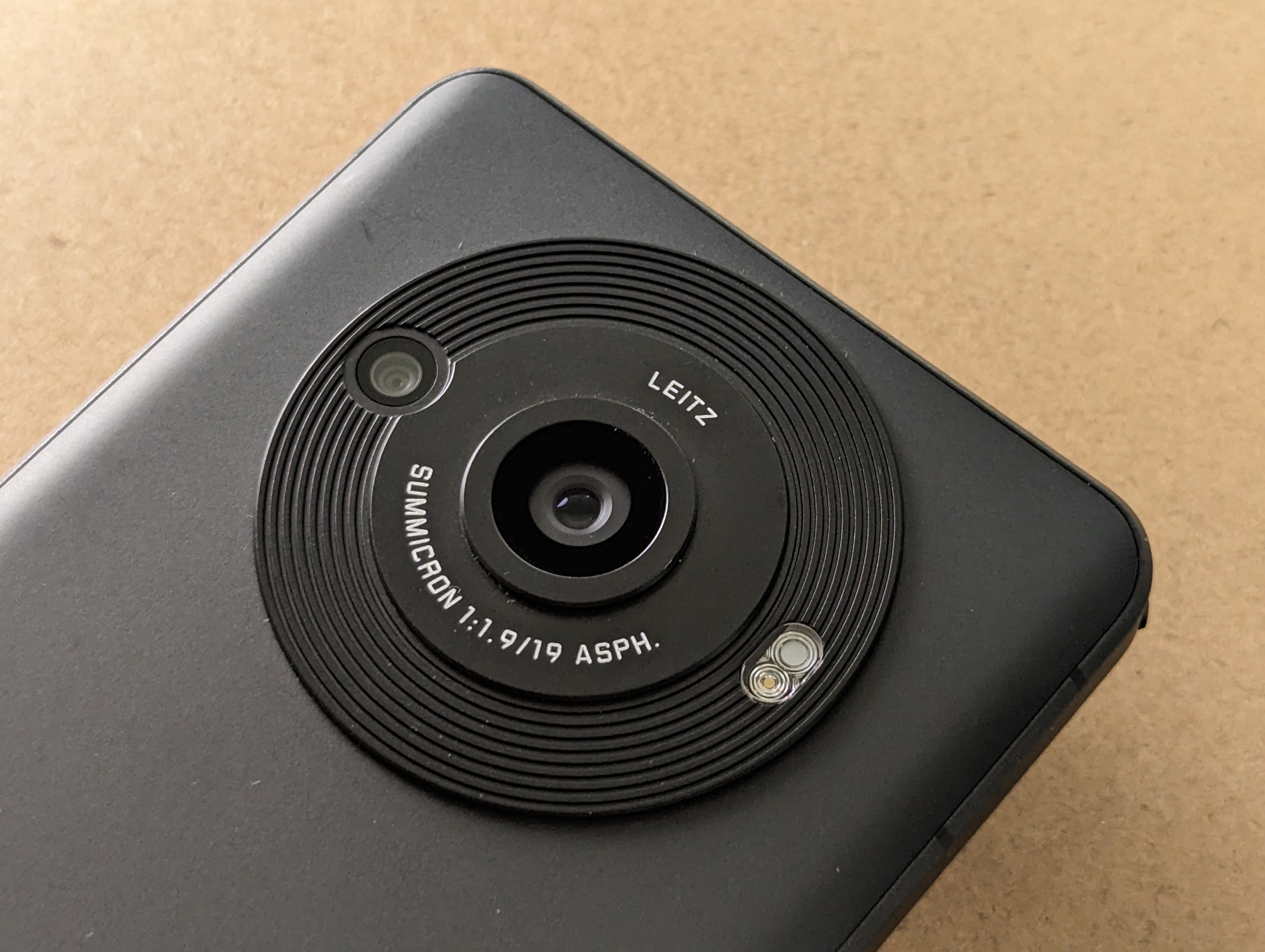 SHARP AQUOS R8 PRO LEITZ カメラ AQUOS R8 pro」のカメラで、ライカのあたたかみを感じてみる