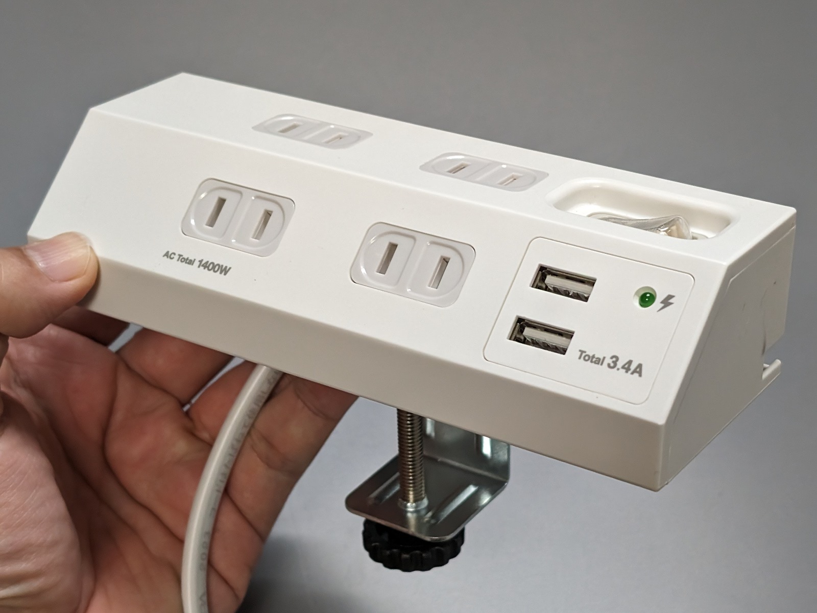 横幅16cmとコンパクト、デスクに1台設置したいクランプ式の電源タップ