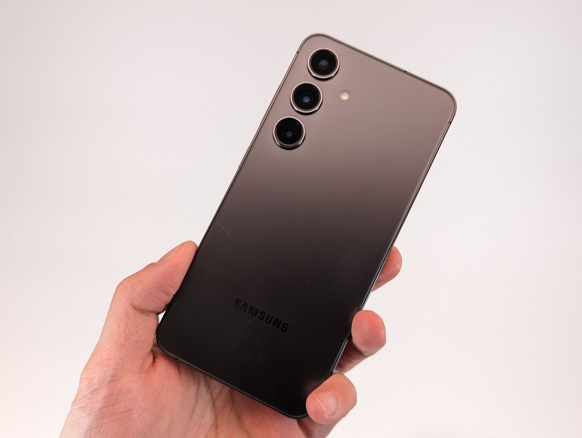 サムスンが「Galaxy S24」を発表、6.2インチのディスプレイ - ケータイ