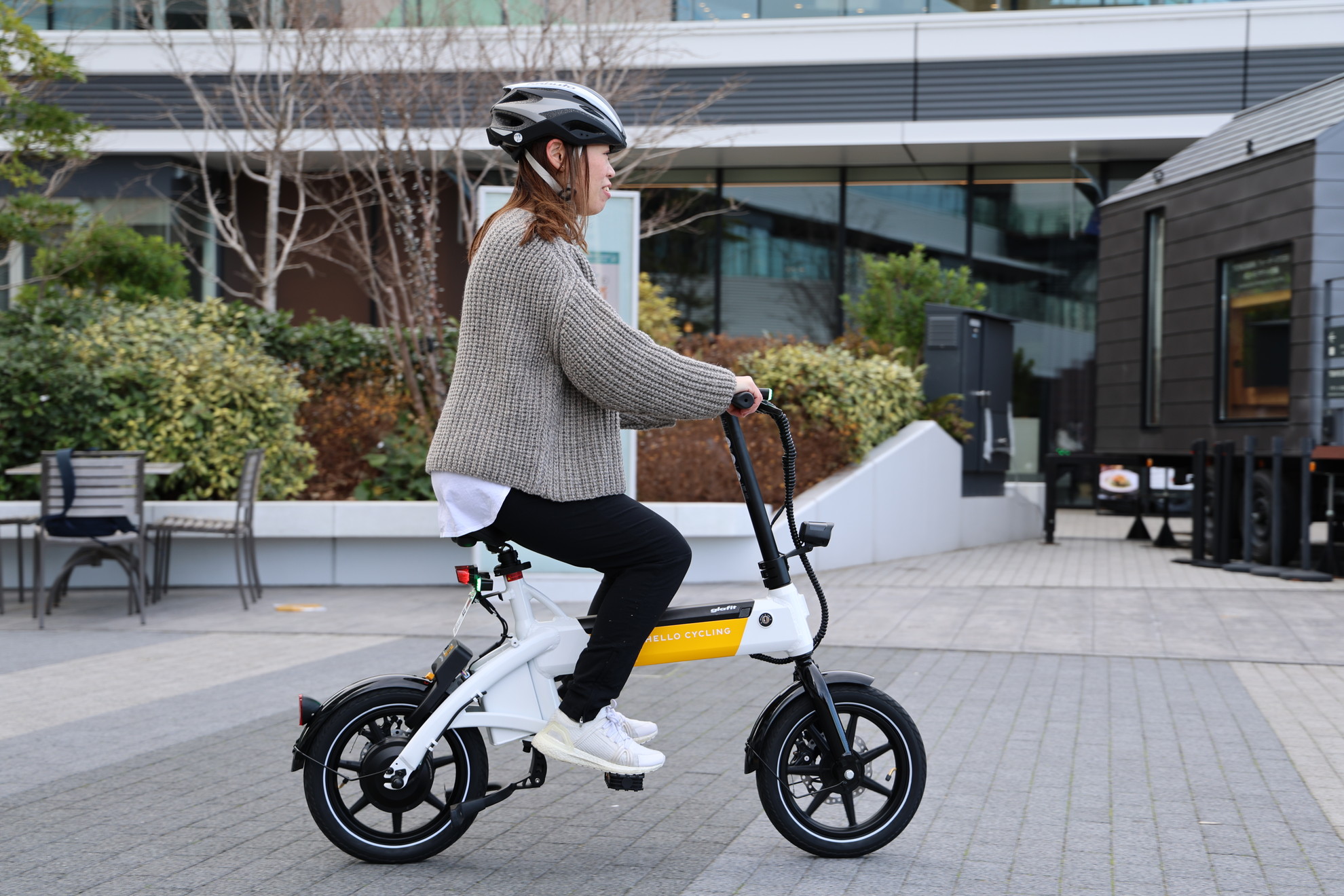 HELLO CYCLING」で二輪型電動バイクシェアリングの実証実験、安定感ある車両を試乗してみた - ケータイ Watch