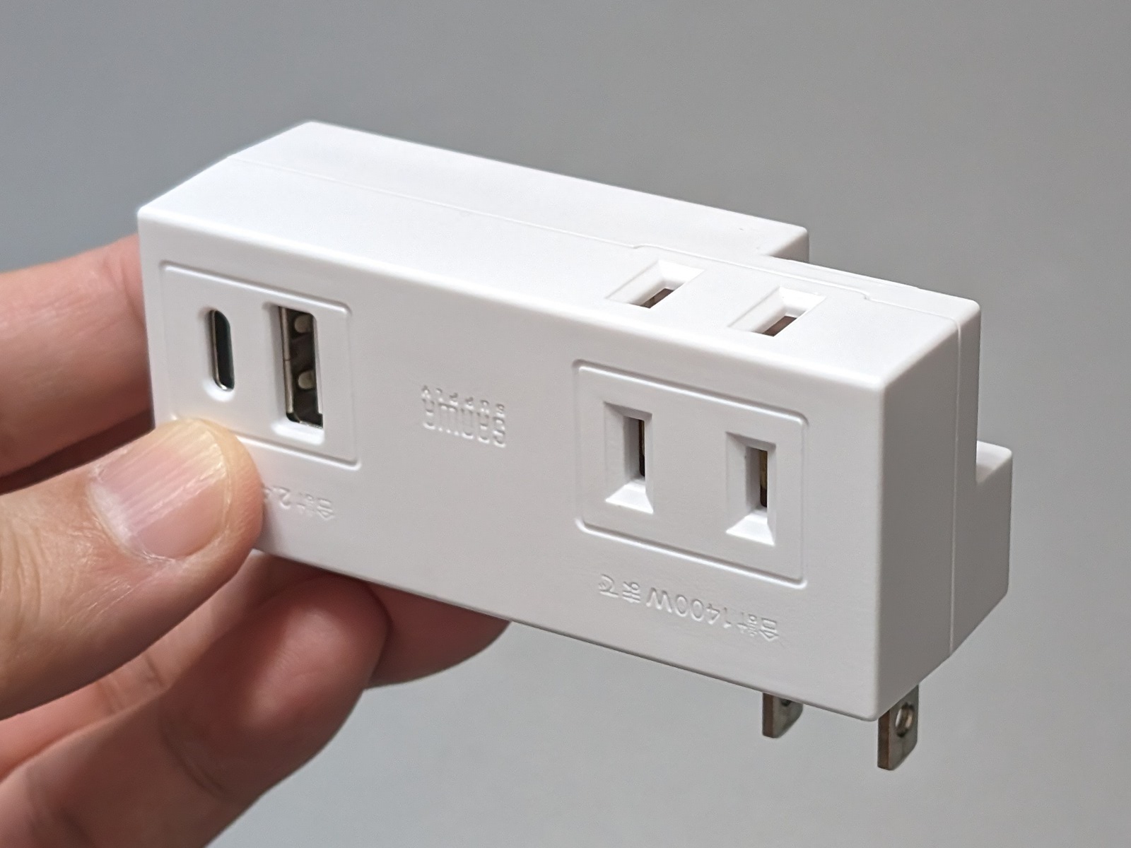 ビジネスホテルの限られたコンセントを増やせるUSBポート搭載の