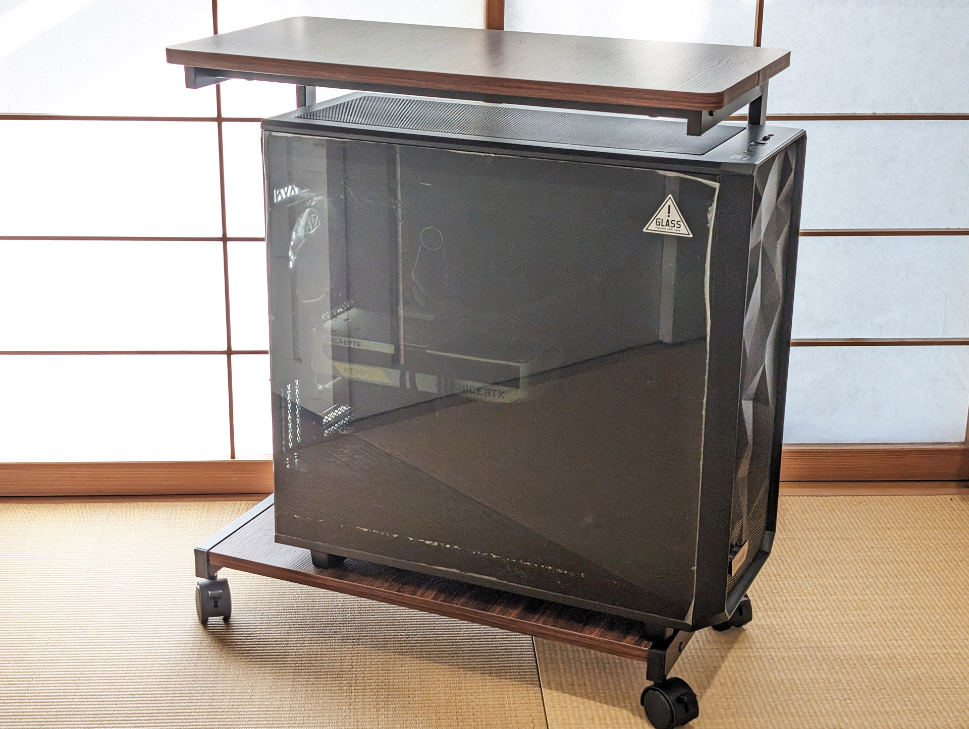 ゲーミングなパソコンの移動、メンテナンスが楽ちん、高さ調整も可能な 