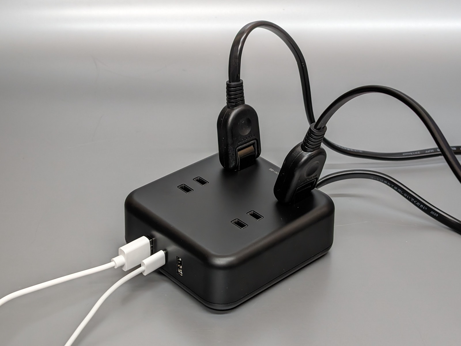 USBポートも搭載、床面への設置に適した4個口の電源タップ - ケータイ