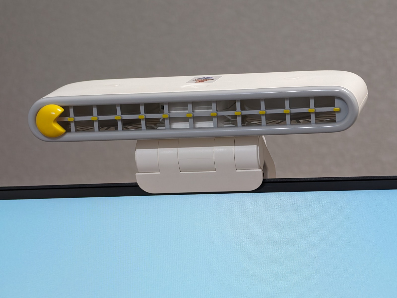 ディスプレイ上部に取付可能、デスク上で置き場所を取らないコンパクト