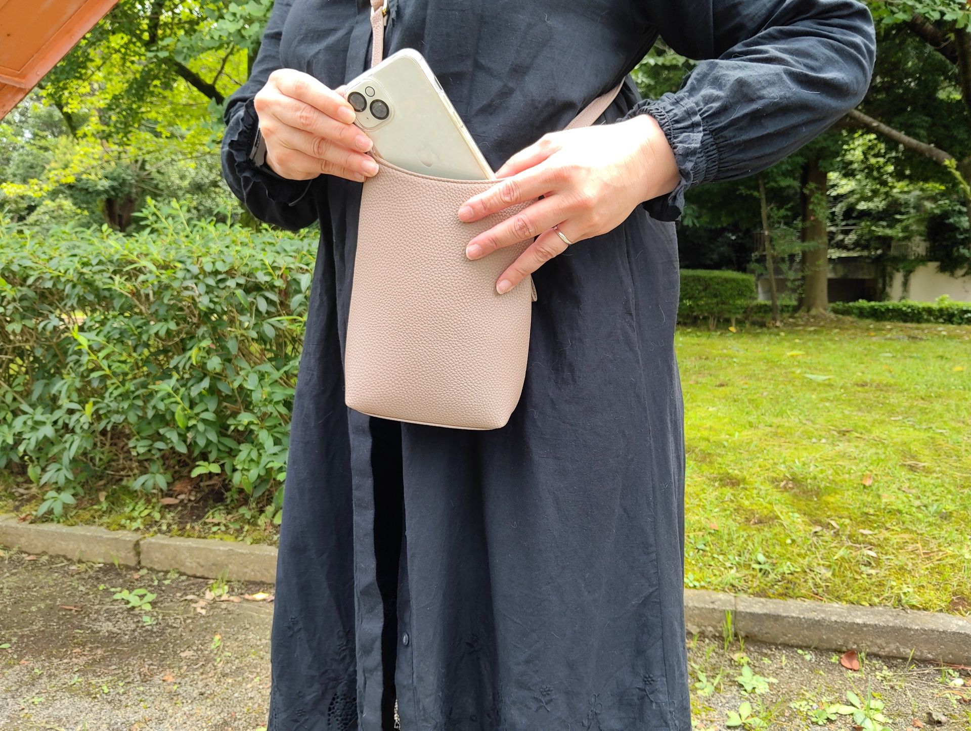 ジェンダーレスかつシーンレスなドコモの「スマホショルダーポーチ