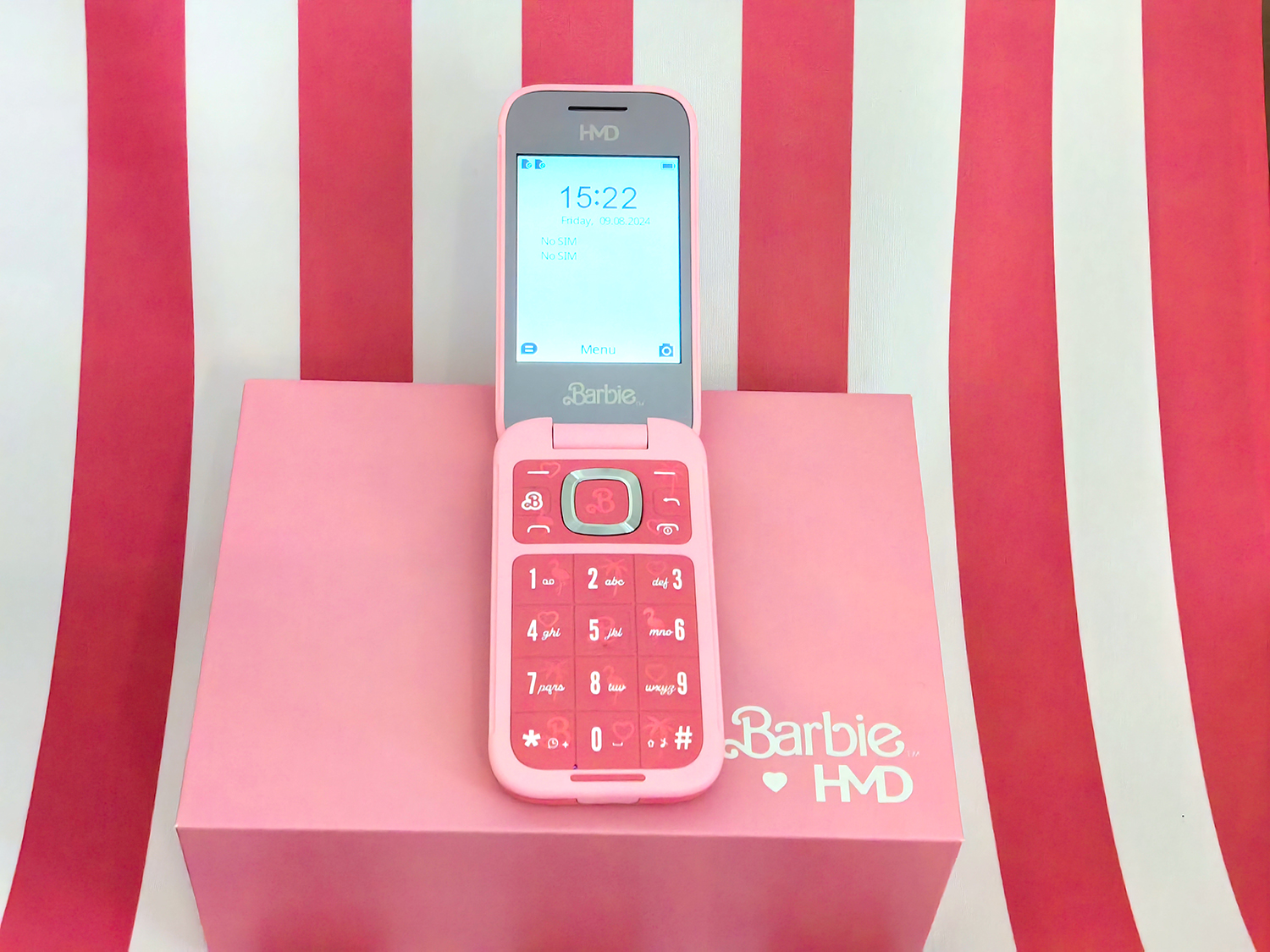 ピンクのボディーがかわいい「バービーフォン」を触ってきた