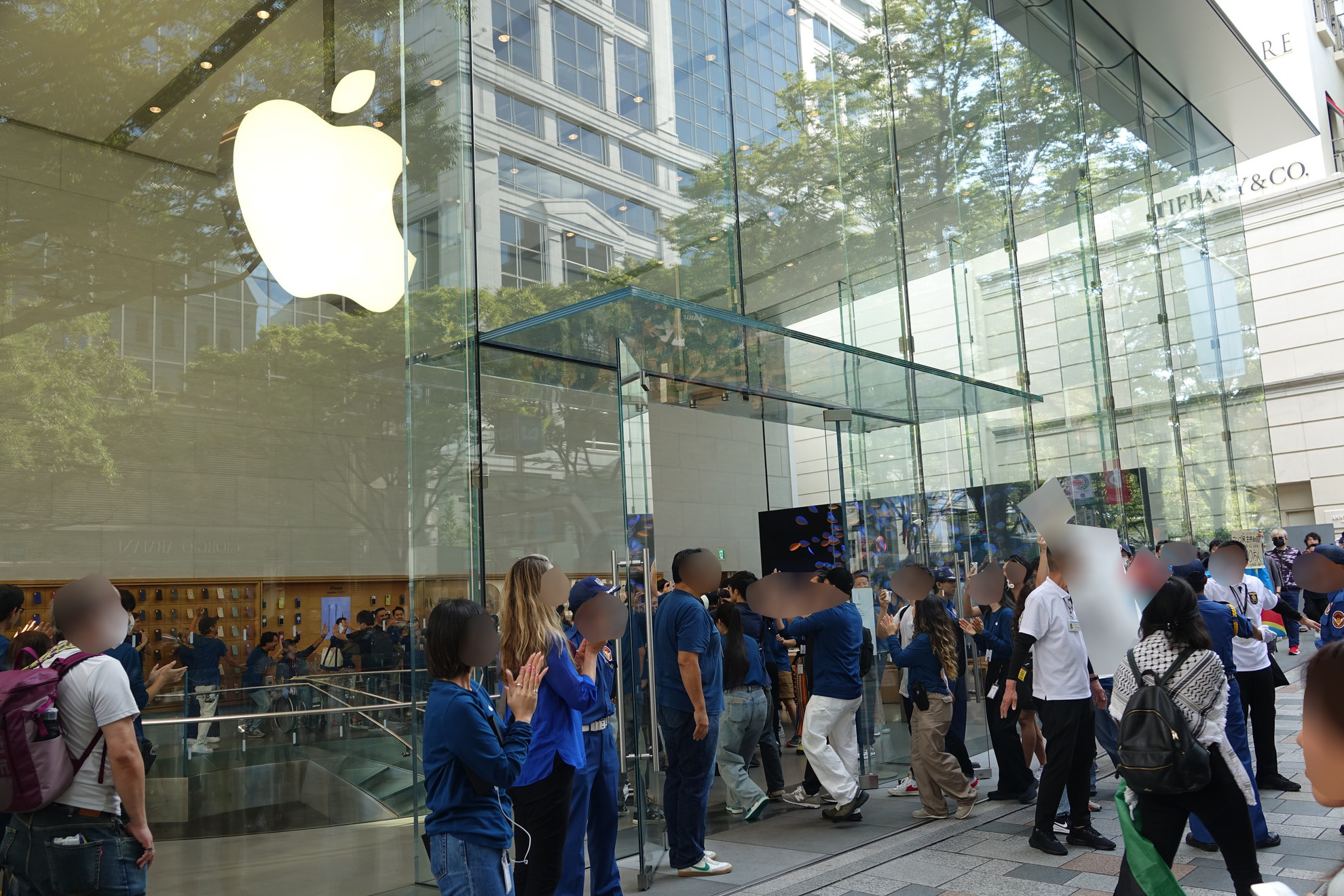 iPhone 16」発売、アップルストアでハイタッチなど盛況をみせる - ケータイ Watch