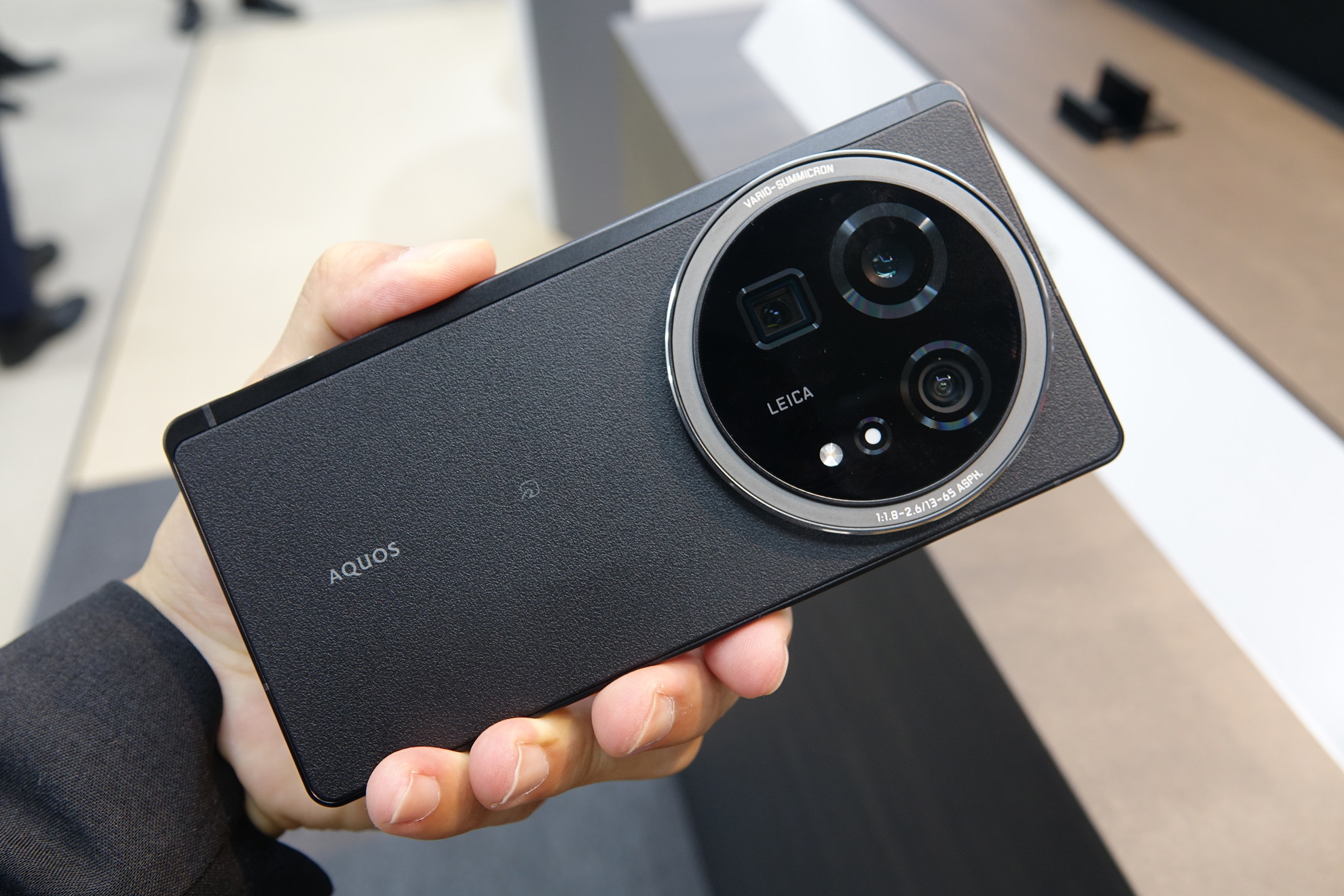 写真で見る「AQUOS R9 pro」と「AQUOS sense9」] - ケータイ Watch