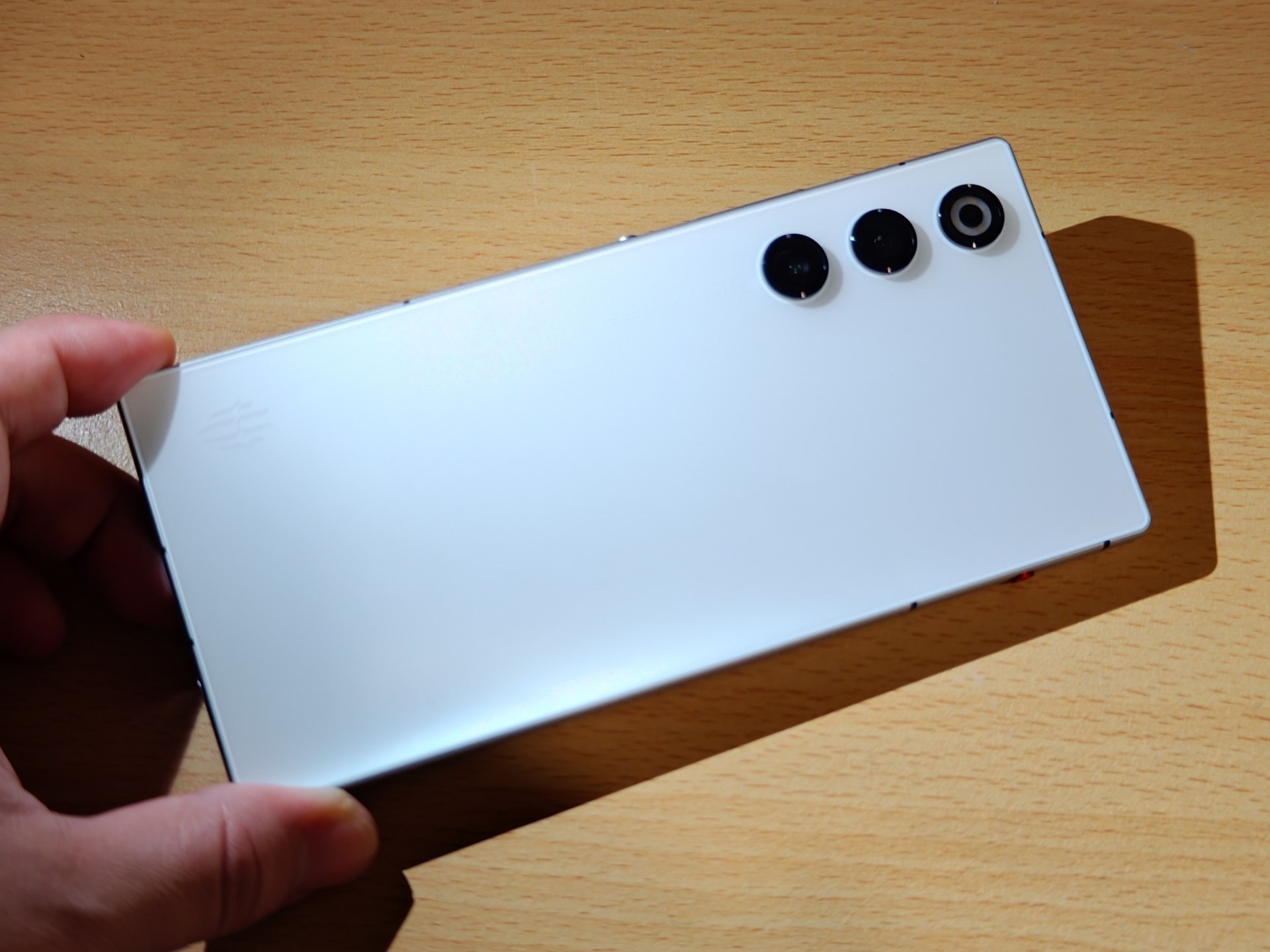 薄型軽量ゲーミングスマートフォン「REDMAGIC 10 Air」は8万円台とは